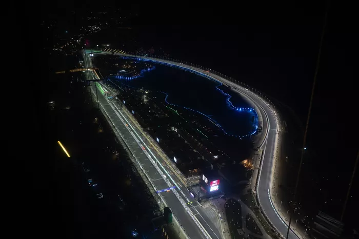 Vista nocturna del circuito Yeda  Corniche