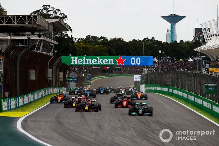 Valtteri Bottas, Mercedes W12, Max Verstappen, Red Bull Racing RB16B, Sergio Pérez, Red Bull Racing RB16B, Charles Leclerc, Ferrari SF21, Lando Norris, McLaren MCL35M, y el resto del campo en la salida