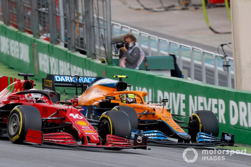 Charles Leclerc, Ferrari SF21, e Lando Norris, McLaren MCL35M
