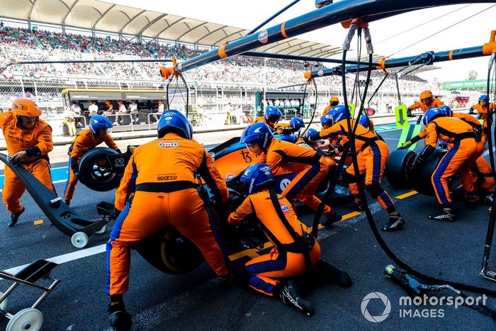 Daniel Ricciardo, McLaren MCL35M, en pits