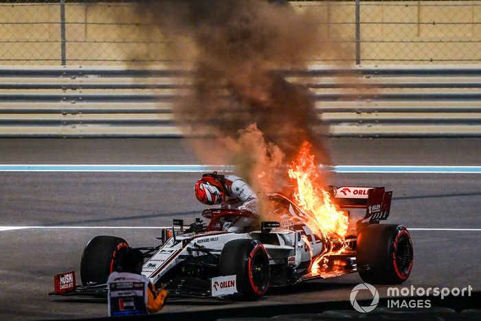 Kimi Raikkonen, Alfa Romeo Racing C39 detenido en la pista con el motor en llamas