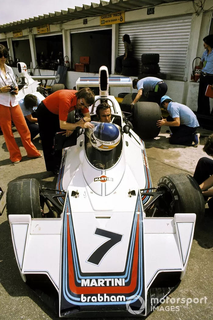 Bernie Ecclestone, F1 sonríe con un serio Carlos Reutemann, Brabham BT44B sobre su octavo lugar final