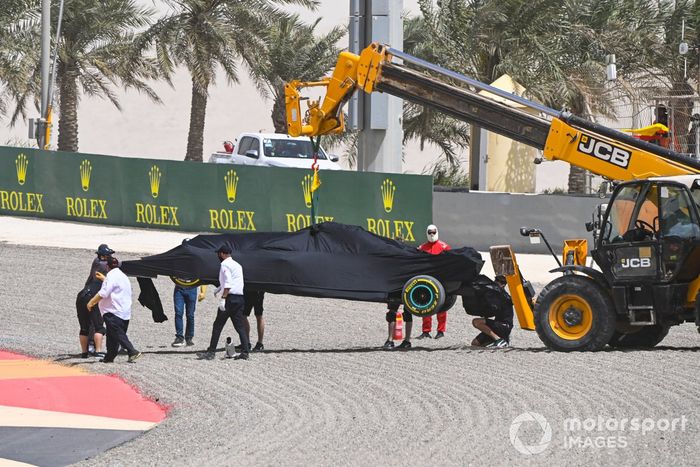 El coche de Lewis Hamilton,  el Mercedes W12, durante la bandera roja provocada por el trompo