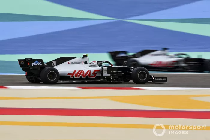 Kevin Magnussen, Haas VF-20, y Romain Grosjean, Haas VF-20