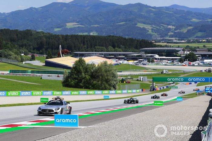 El Coche de Seguridad lidera a Valtteri Bottas, Mercedes F1 W11 EQ Performance, Lewis Hamilton, Mercedes F1 W11 EQ Performance, y el resto del campo