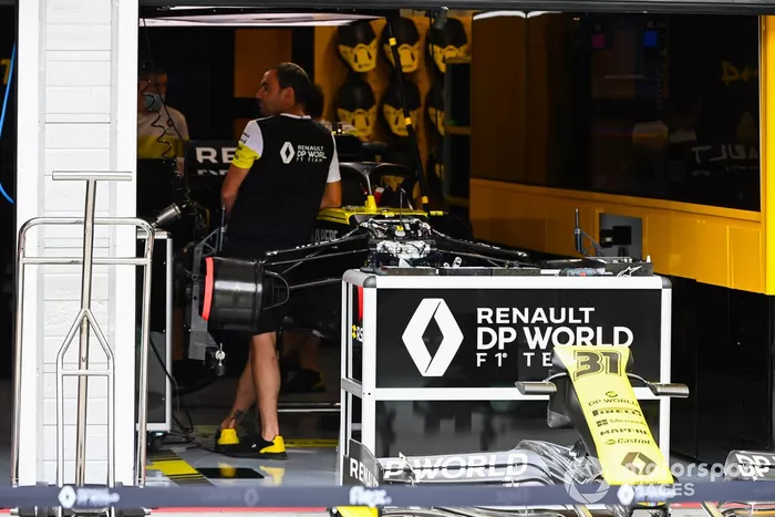 El monoplaza de Esteban Ocon Renault F1 Team R.S.20 en el garaje del equipo