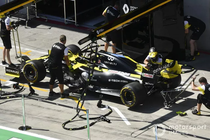 Les mécaniciens Renault avec la R.S.20 dans la pitlane