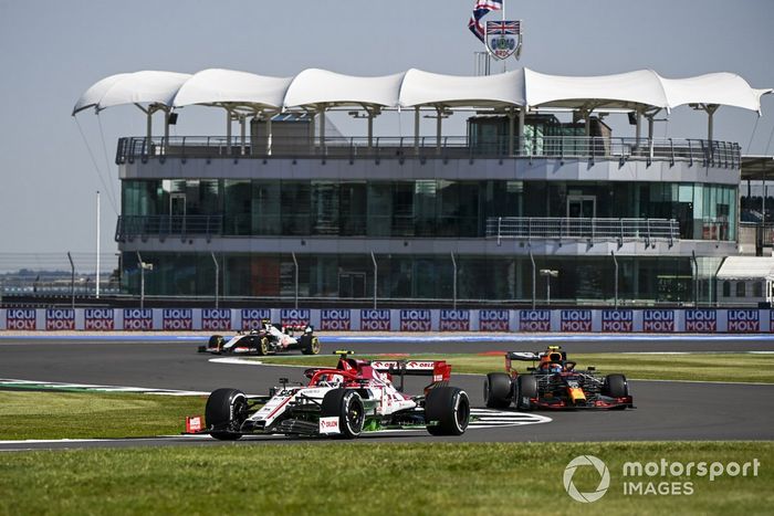 Antonio Giovinazzi, Alfa Romeo Racing C39, Alex Albon, Red Bull Racing RB16, y Kevin Magnussen, Haas VF-20