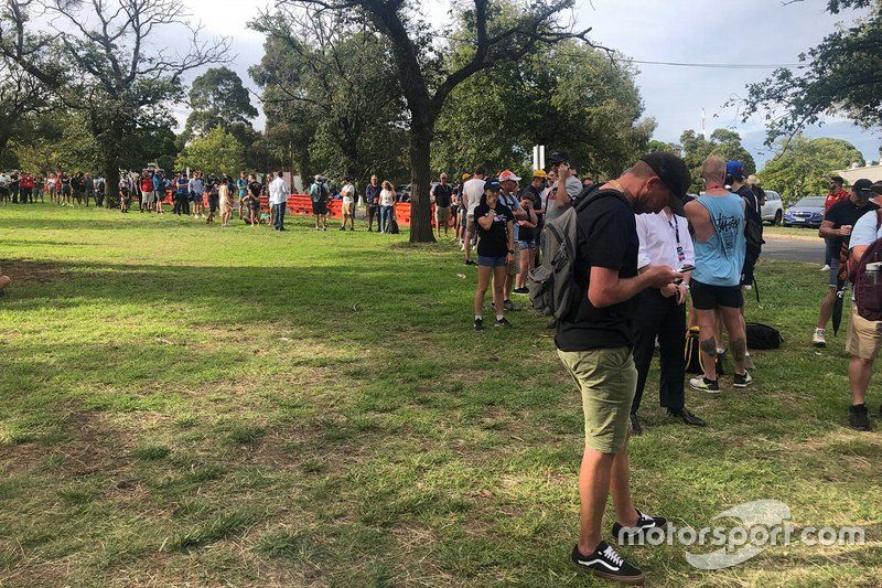 Filas de fans fuera de la puerta 10 