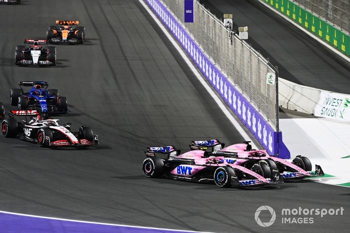 Esteban Ocon, Alpine A523, lucha con Pierre Gasly, Alpine A523
