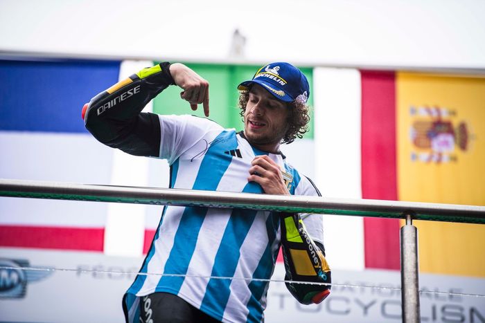 Podio: ganador Marco Bezzecchi, VR46 Racing Team