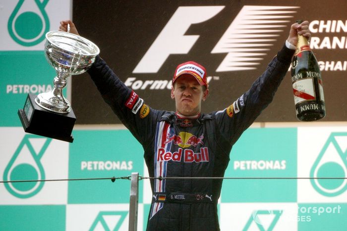 Sebastian Vettel, ganador de la carrera, Red Bull Racing en el podio