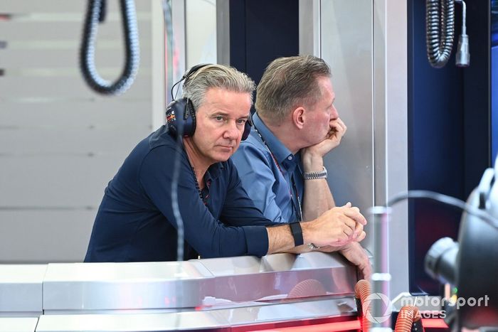 El mánager de Max Verstappen, Raymond Vermeulen, con Jos Verstappen