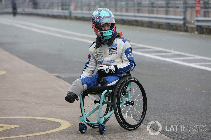 Billy Monger maakt zijn comeback door met Carlin een MVS Formule 3-bolide te testen