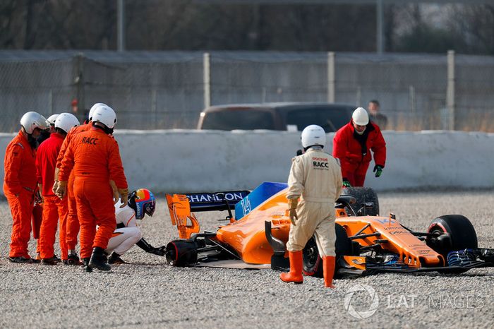 Fernando Alonso, McLaren MCL33 gira en la trampa de grava después de que se le caiga la rueda trasera