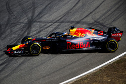 Daniel Ricciardo, Red Bull Racing RB14, va in testacoda durante le prove