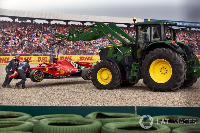 Los comisarios retiran el coche deSebastian Vettel, Ferrari SF71H