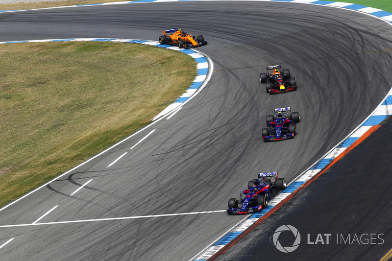 Brendon Hartley, Toro Rosso STR13, voor Pierre Gasly, Toro Rosso STR13, Daniel Ricciardo, Red Bull Racing RB14, en Stoffel Vandoorne, McLaren MCL33