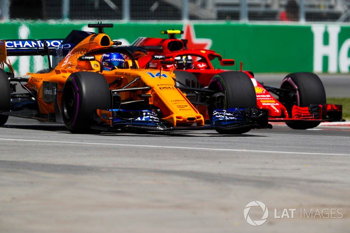 Fernando Alonso, McLaren MCL33, y Kimi Raikkonen, Ferrari SF71H