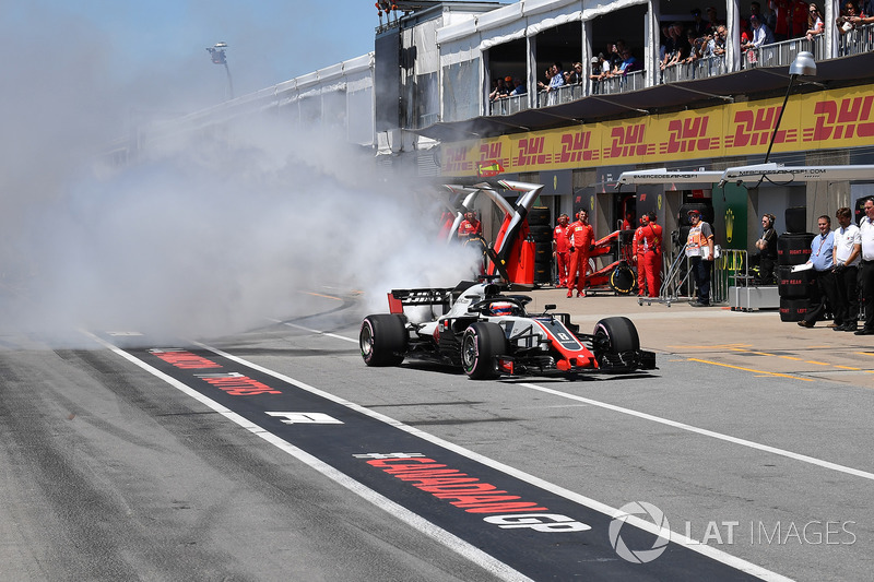 Romain Grosjean, Haas F1 Team VF-18 smokes in pit lane in Q1