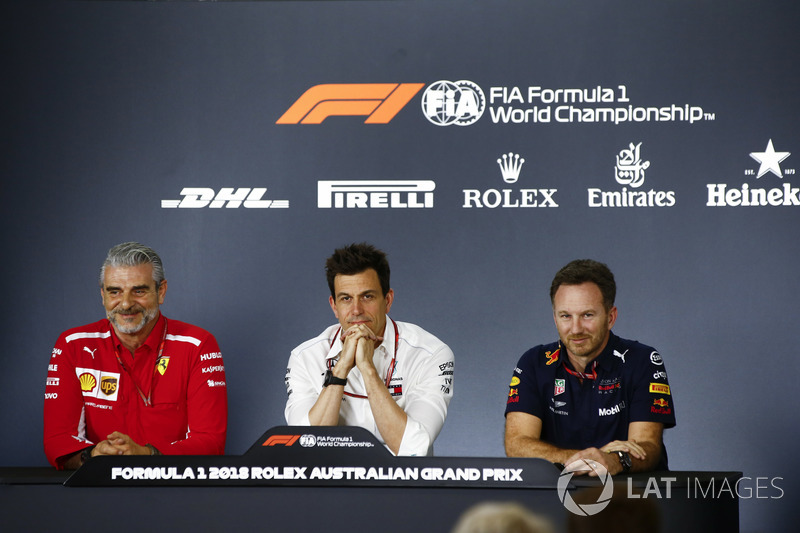 Maurizio Arrivabene, Team Principal, Ferrari, Toto Wolff, Direttore Esecutivo (Business), Mercedes AMG, e Christian Horner, Team Principal, Red Bull Racing, nella conferenza stampa