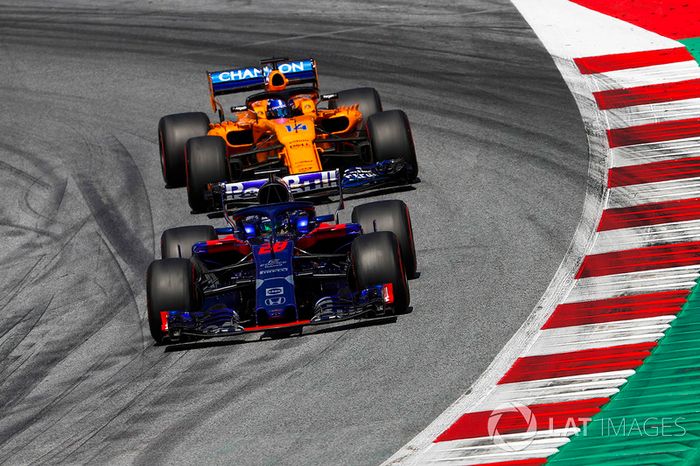 Brendon Hartley, Toro Rosso STR13, Fernando Alonso, McLaren MCL33