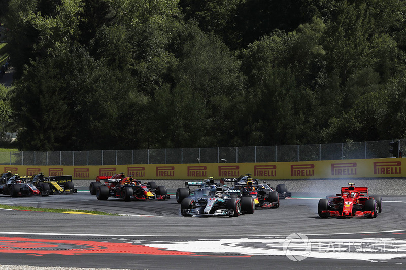 Duel Lewis Hamilton dan Kimi Raikkonen pada Lap 1