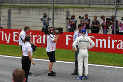 Le poleman Valtteri Bottas, Mercedes-AMG F1 parle avec Mark Webber, dans le parc fermé