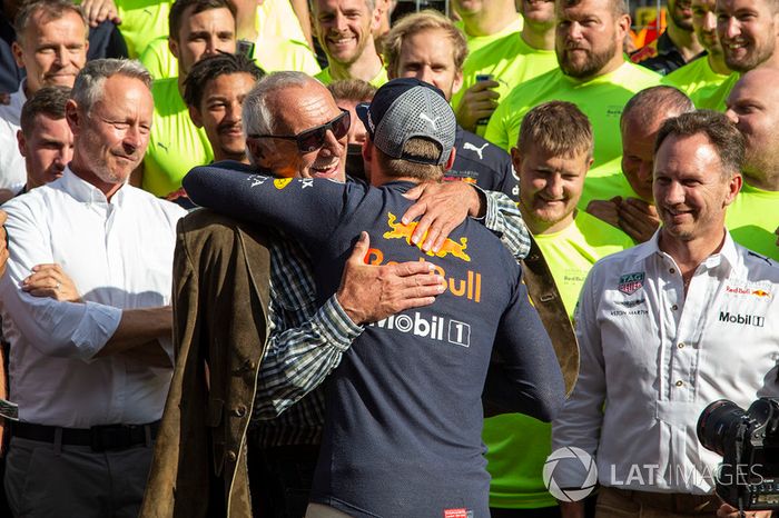 El ganador: Max Verstappen, Red Bull Racing celebra la victoria con el equipo 
