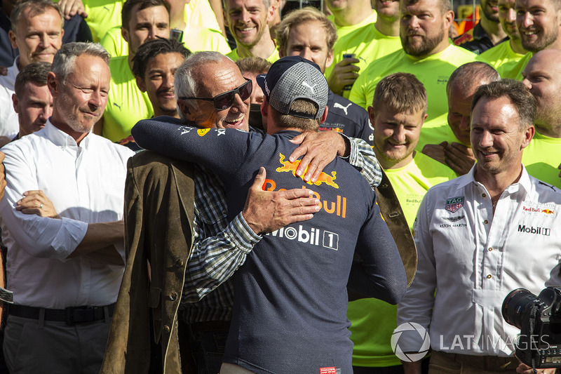 El ganador: Max Verstappen, Red Bull Racing celebra la victoria con el equipo