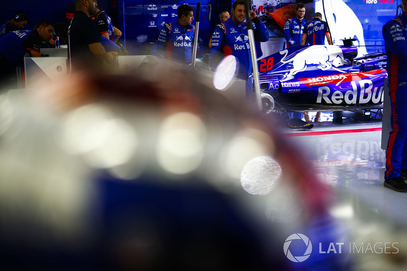 Ingenieros de Toro Rosso en el garaje con el automóvil de Brendon Hartley, Toro Rosso STR13 Honda