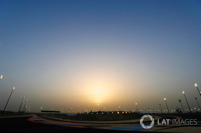 El sol se pone sobre el circuito