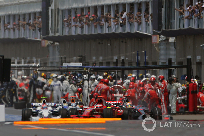 Choque en la salida del pit lane como Lewis Hamilton, McLaren MP4-23, chocó contra Kimi Raikkonen, Ferrari F2008, y fue golpeado por Nico Rosberg, Williams FW30, al darse cuenta de que las luces en la salida eran rojas