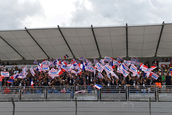 Des fans de Force India F1 avec des bannières