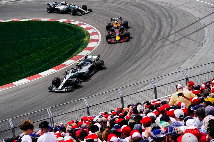 Valtteri Bottas, Mercedes AMG F1 W09, por delante de  Max Verstappen, Red Bull Racing RB14, y Lewis Hamilton