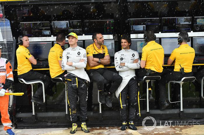 Nico Hulkenberg, Renault Sport F1 Team, Cyril Abiteboul, director general del Renault Sport F1 y Carlos Sainz Jr., Renault Sport F1 Team en el muro del equipo