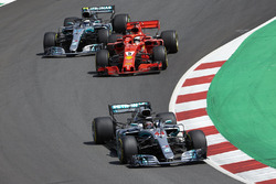 Lewis Hamilton, Mercedes AMG F1 W09, Sebastian Vettel, Ferrari SF71H, Valtteri Bottas, Mercedes AMG F1 W09, on the opening lap