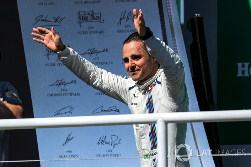 Гонщик Williams Фелипе Масса на подиуме