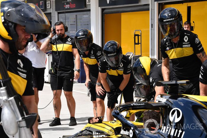 Renault Sport F1 Team R.S. 18 mechanics