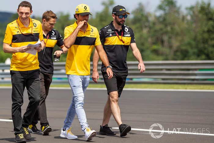 Carlos Sainz Jr., Renault Sport F1 Team, recorre la pista con el equipo