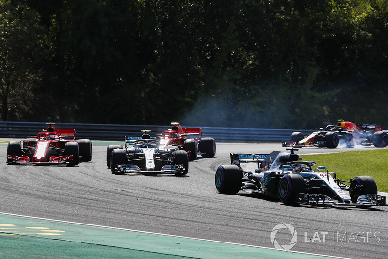 Lewis Hamilton, Mercedes AMG F1 W09, Valtteri Bottas, Mercedes AMG F1 W09, Sebastian Vettel, Ferrari SF71H, and Kimi Raikkonen, Ferrari SF71H, en la salida