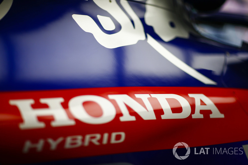 Logo Honda pada kap mesin Toro Rosso STR13 Honda