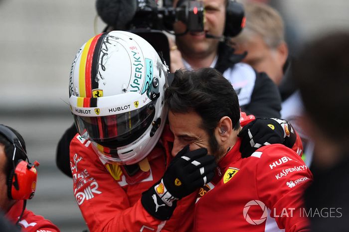 Ganador de la pole Sebastian Vettel, Ferrari celebra en el parque cerrado