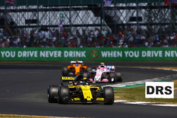 Nico Hulkenberg, Renault Sport F1 Team R.S. 18, devant Esteban Ocon, Force India VJM11