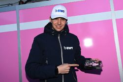 Esteban Ocon, Force India F1, con una maqueta del coche