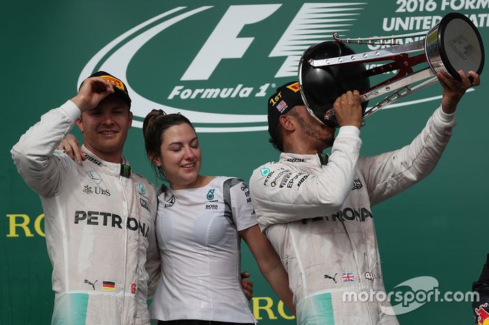 Podio: ganador de la carrera Lewis Hamilton, Mercedes AMG F1 y el segundo lugar Nico Rosberg, Mercedes AMG F1