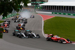 Lewis Hamilton, Mercedes AMG F1 W07 Hybrid und sein Teamkollege Nico Rosberg, Mercedes AMG F1 W07 Hy