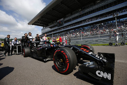 Jenson Button, McLaren MP4-31 op de grid