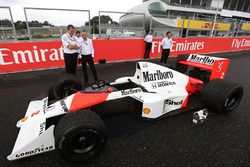 Paddy Lowe, Director Ejecutivo de Mercedes AMG F1, Stoffel Vandoorne, tercer piloto, unidades del Mc