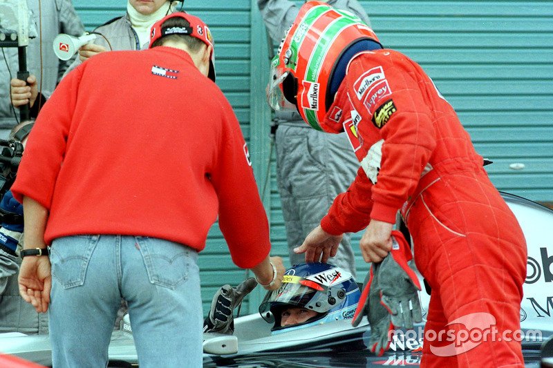 Michael Schumacher und Eddie Irvine, Ferrari gratulieren Weltmeister Mika Hakkinen, McLaren